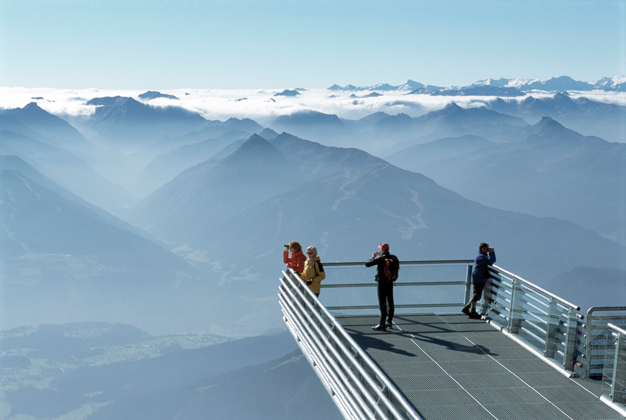 Die spektakulärste Aussichtsplattform derAlpen: der Skywalk am Dachstein 2.700 müber dem Meeresspiegel und atemberaubende Aussichten auf die Hohen Tauern und bei gutem Wetter bis zu den Julischen Alpen in Slowenien nach Süden und nach Tschechien gegen Norden. © Hotel Matschner