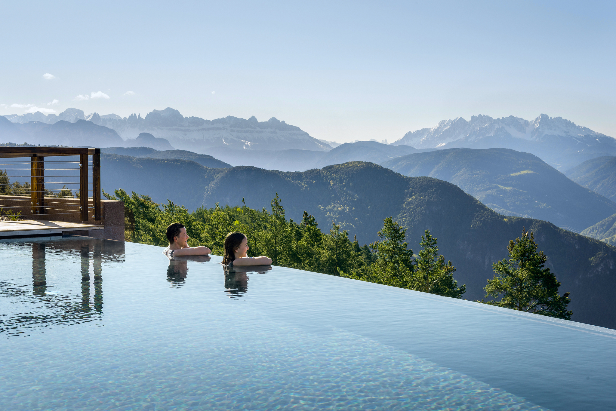 Aus dem kühlen Pool des WanderhotelsBelvedere hoch über Bozen schweifendie Blicke in die Skyline der SüdtirolerDolomiten zu Rosengarten und Latemar.© Hotel Belvedere, Jenesien