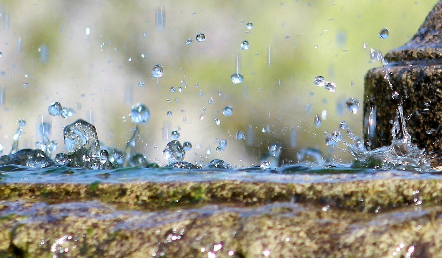 Jeder von uns wird von ihnen getroffen: Regentropfen © pixabay