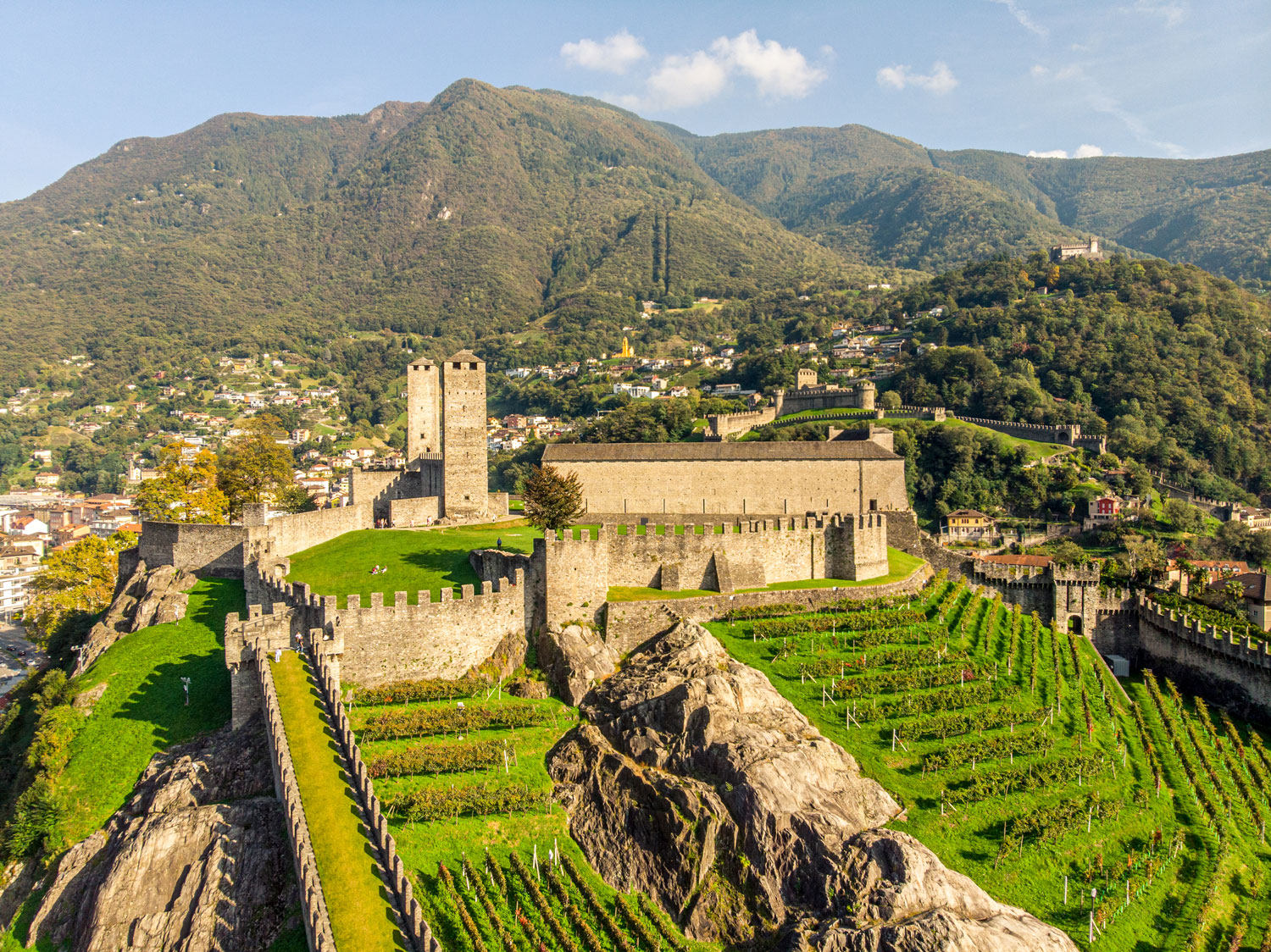 5. Etappenziel: Hauptstadt Bellinzona mit der Burganlage Castelgrande © Redesign