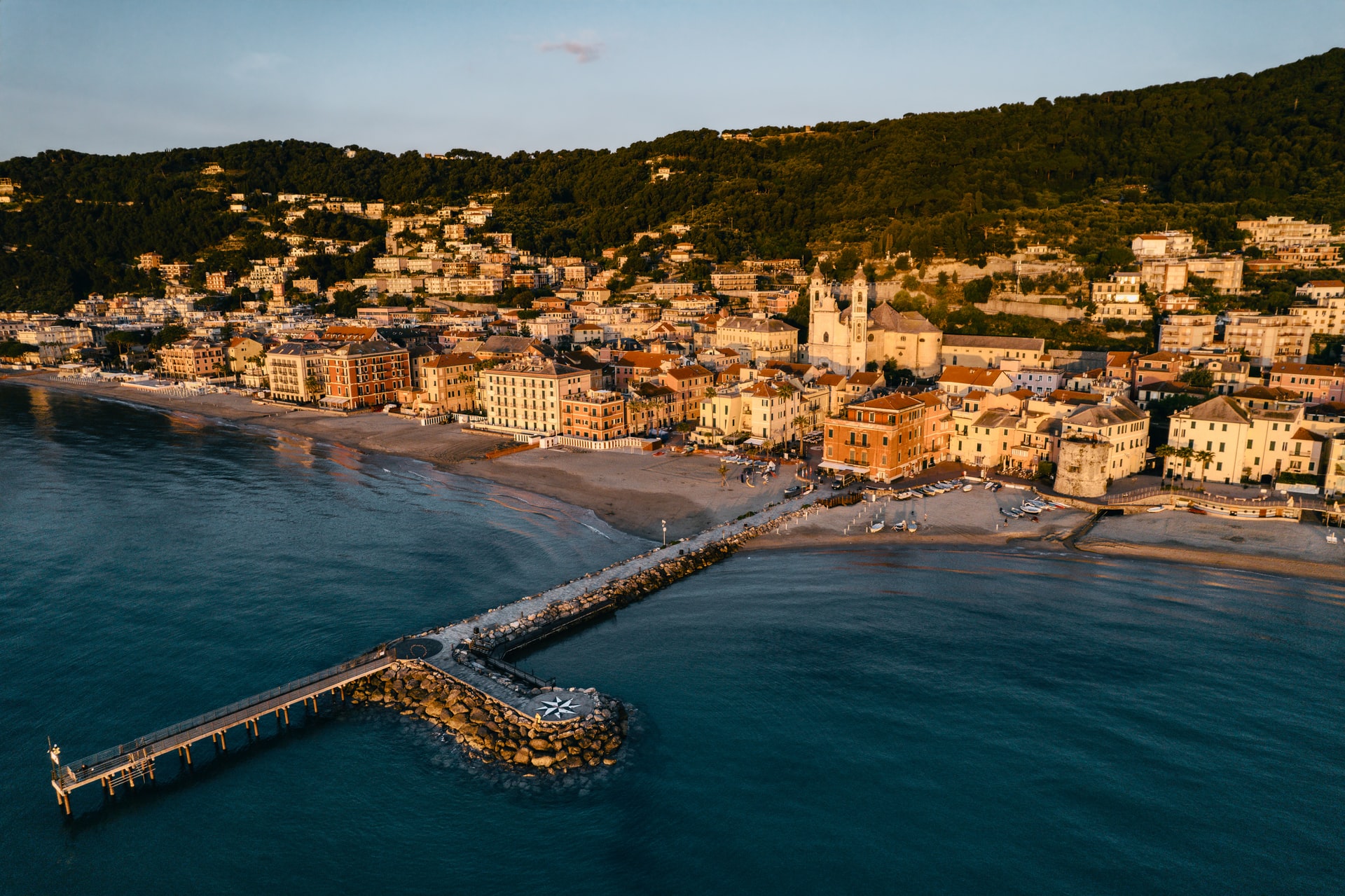 Die Gemeinde Laigueglia liegt direkt an der Ligurischen Küste © Patrick Feder, unsplash