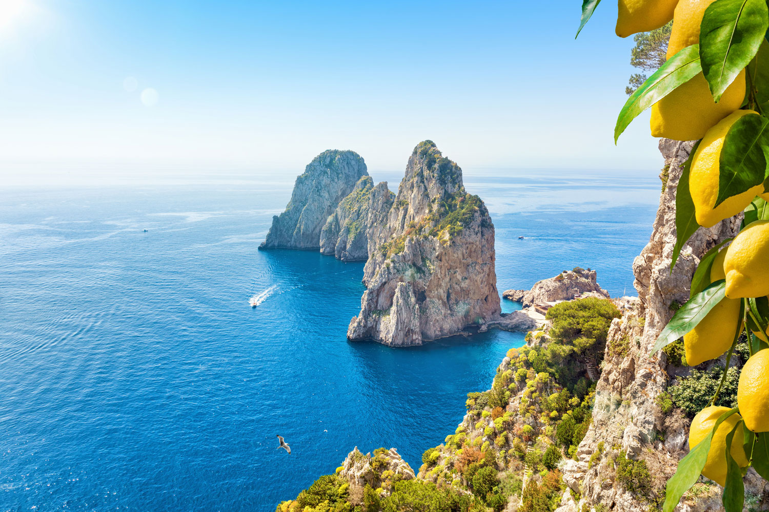 Versinkt bei Capri tatsächlich die Sonne im Meer? Losgehen und es selbst herausfinden! © Shutterstock