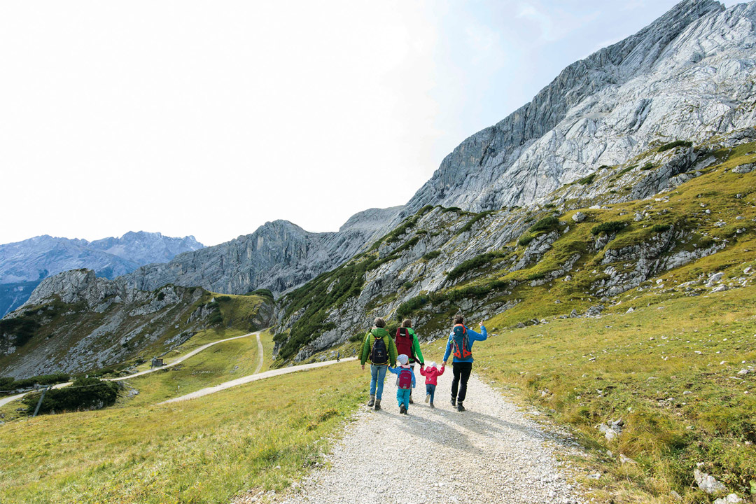 Im Wandergebiet Garmisch-Classic wartet ein neues Highlight für die ganze Familie: der Natursteig Osterfelder. © Bayerische Zugspitzbahn / Matthias Fend