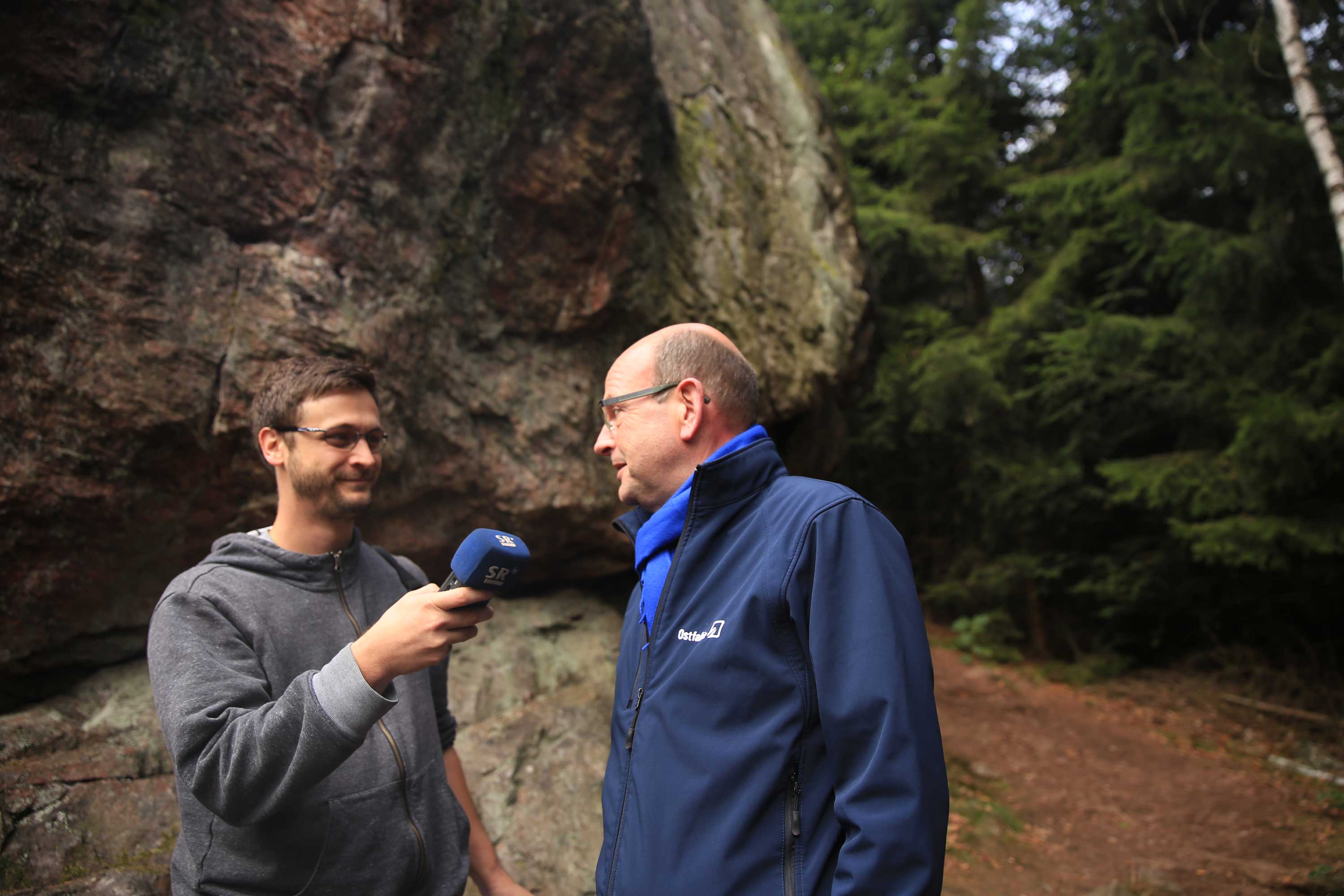 Prof. Dr. Heinz-Dieter Quack beim Interview mit dem Südwestrundfunk auf dem Eifelsteig 2014.  Fotos, soweit nicht anders angegeben: © Wandermagazin, Michael Sänger