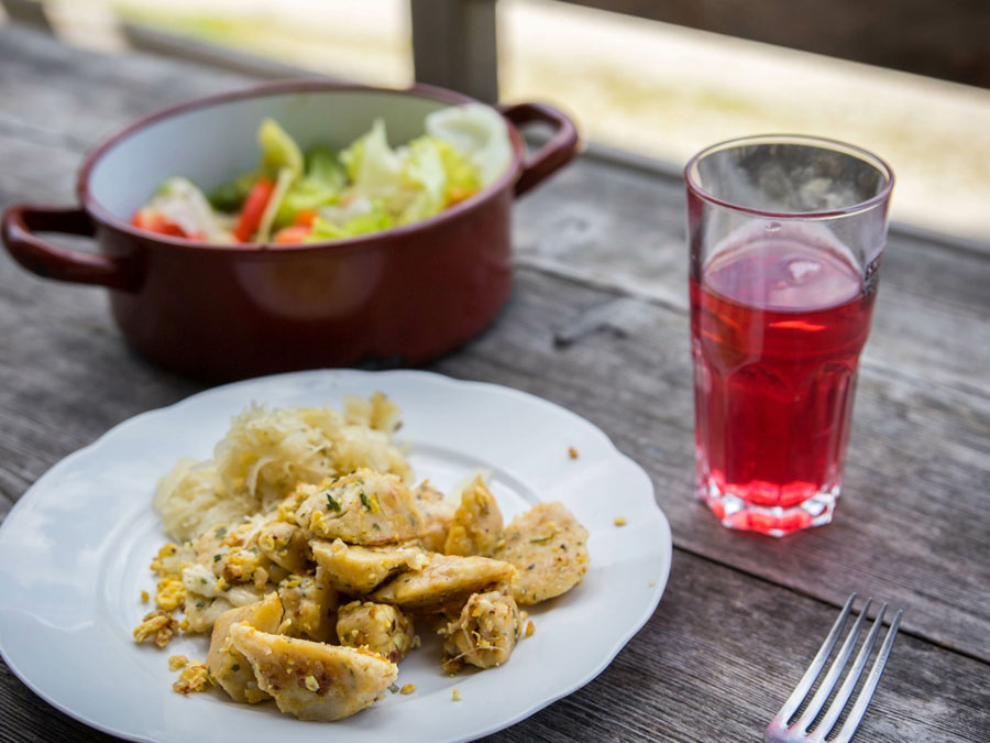 Eine Einkehr mit leckerer Mahlzeit gehört zum Wandern einfach dazu © Adobe Stock