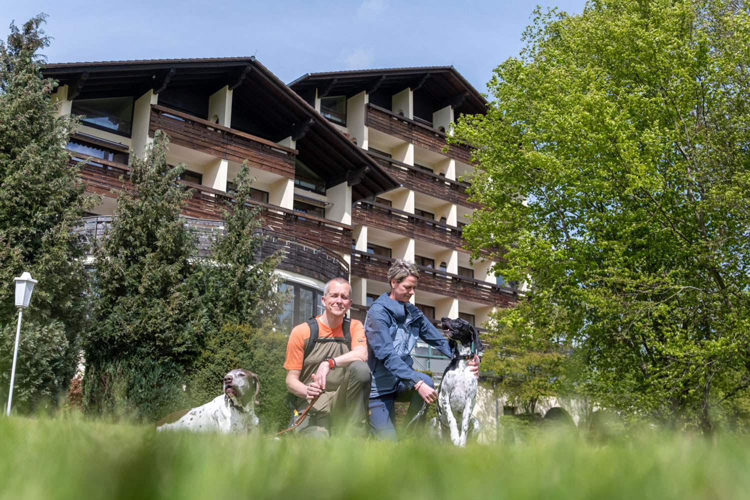 Das Wolfshotel begrüßt Wanderfans gemeinsam mit ihren Fellnasen © landart.media 