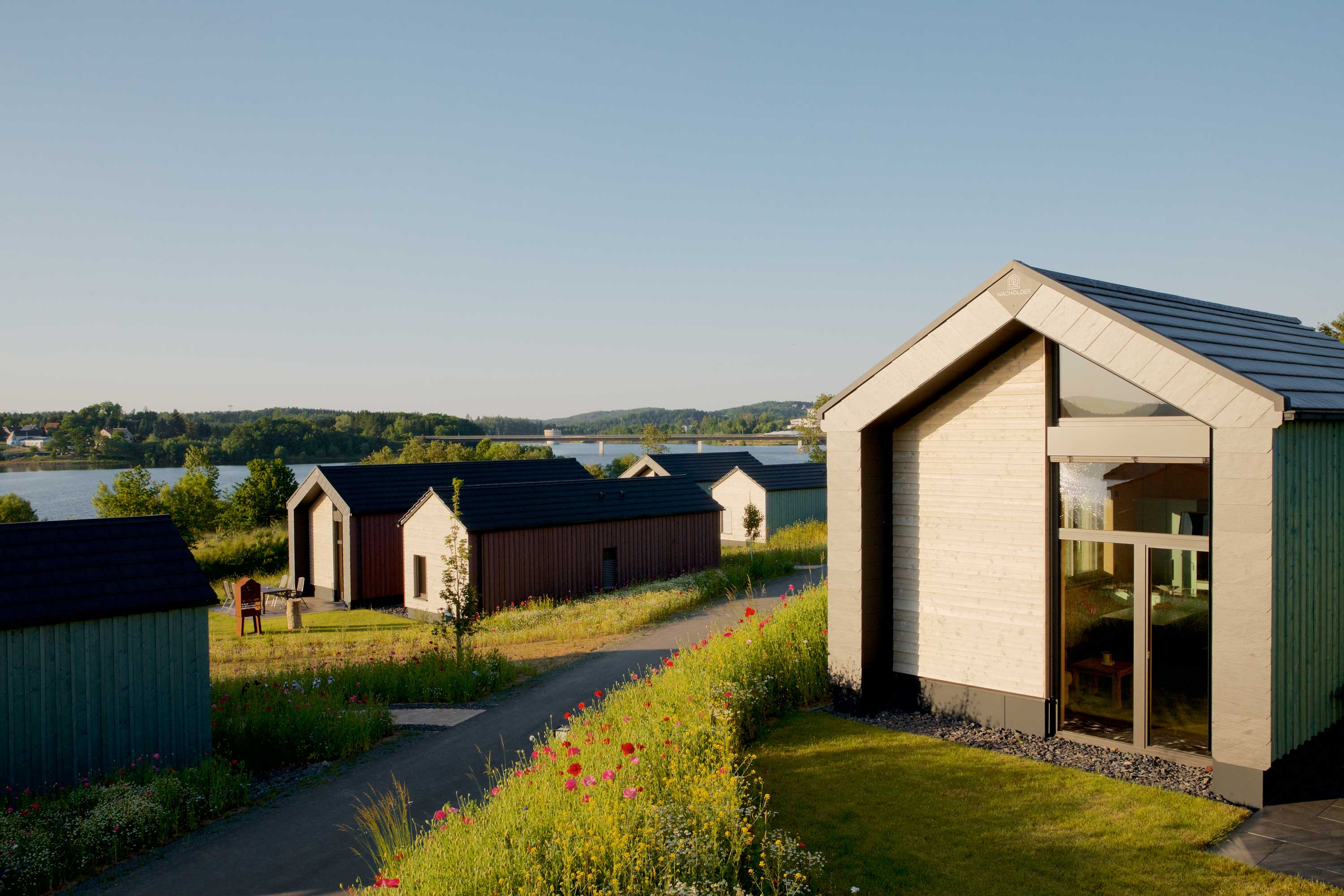 Direkt am Promenadenweg, mit Blick auf das Zeulenrodaer Mee – Die Bio-Seehotel Chalets © Peter Eichler 