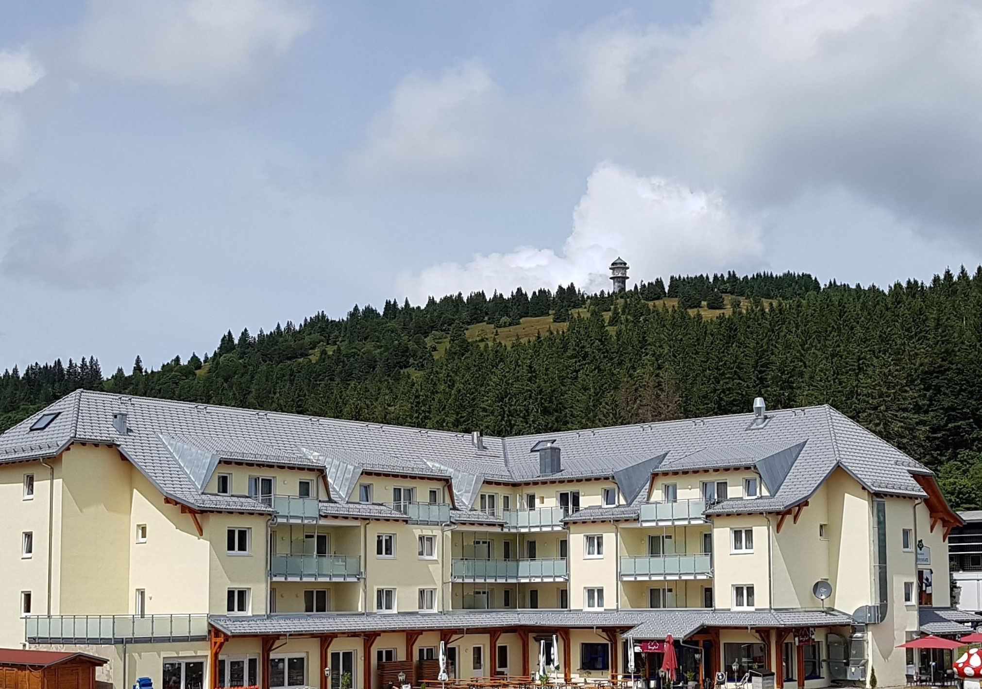 Außenansicht der Residenz Grafenmatt mit dem Feldbergturm im Hintergrund © H&P Touristik GmbH