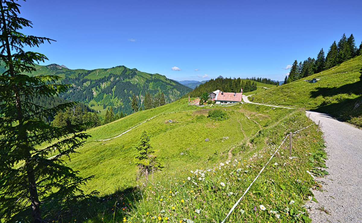 Unterwegs auf der Drei-Hütten-Tour bei Nesselwängle © TVB Tannheimer Tal / Anna Meurer