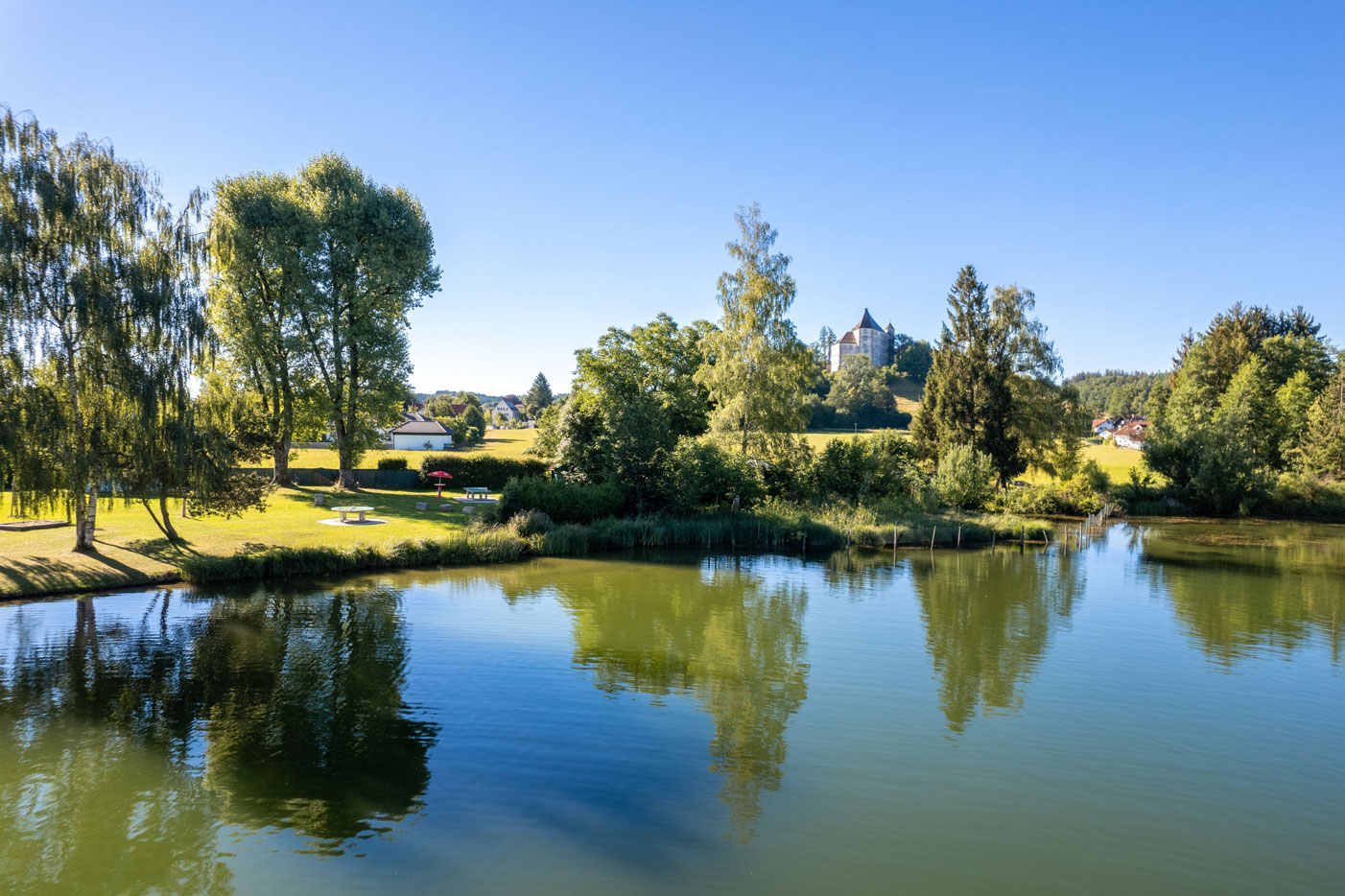 Idylle im Naturfreibad Bad Clevers mit dem Hohe Schloss  
Alle Fotos, soweit nicht anders gekennzeichnet: © Louis Zuchtriegel
