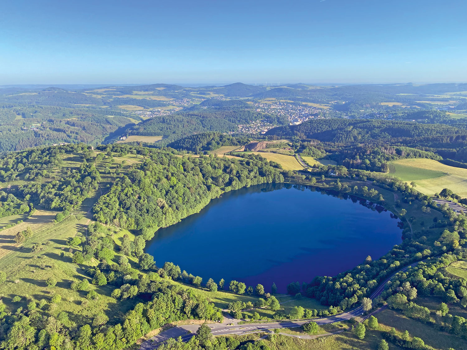 8 Geoparks sind in Deutschland zu finden. Foto: Weinfelder Maar im Geopark Vulkaneifel © Natur- und Geopark Vulkaneifel, Jung