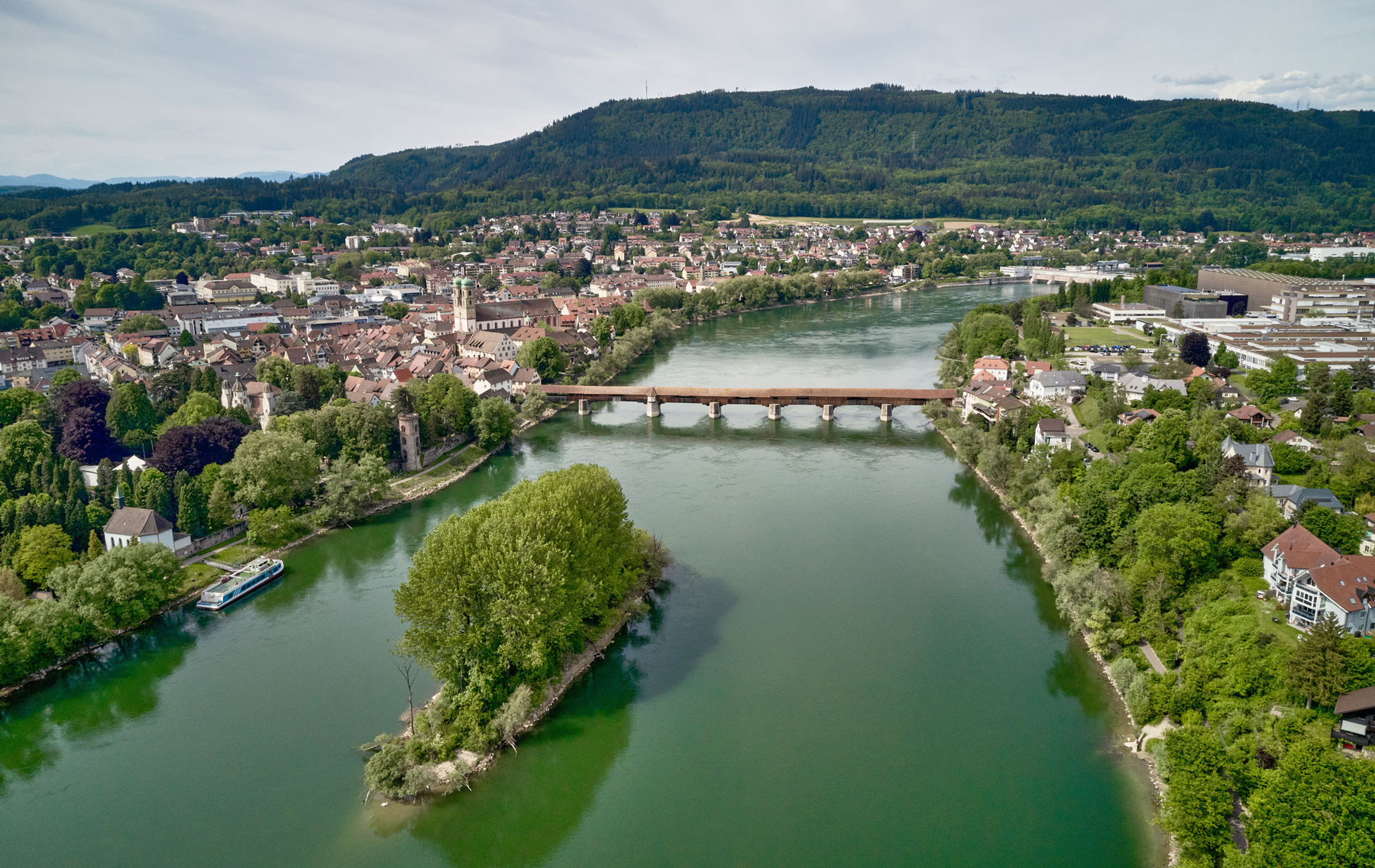 Blick auf die längste gedeckte Holzbrücke Europas bei Bad Säckingen, eines der Highlights am Rheinuferrundweg Hochrhein © Gemeinde Bad Säckingen