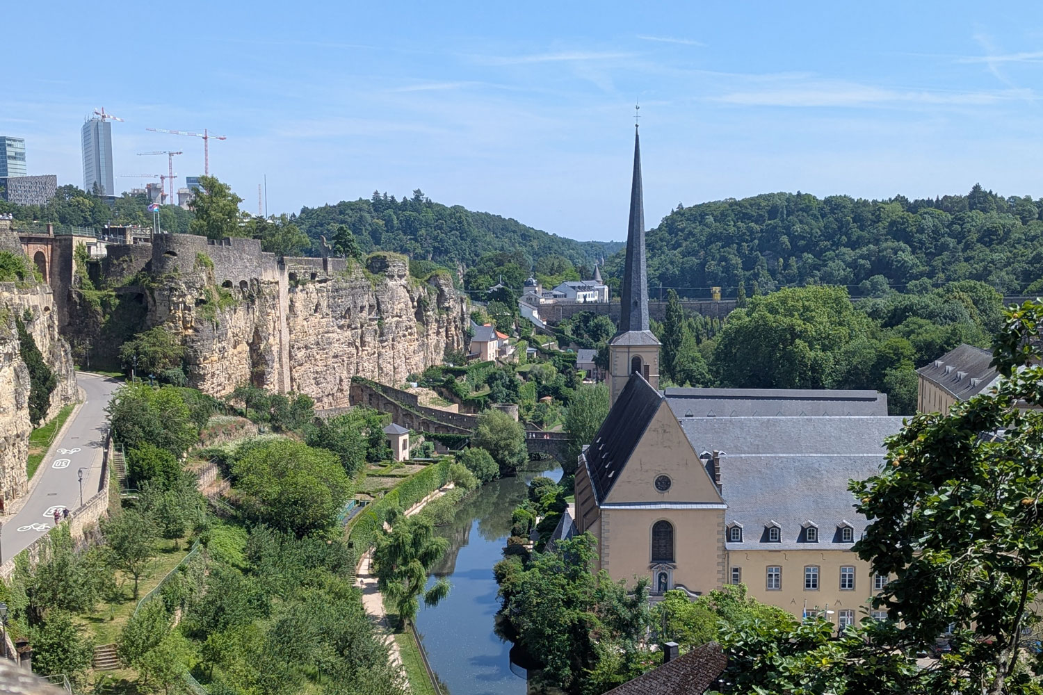 Blick auf die Alzettte und einen Teil der Abtei Neumünster mit den Kasematten im Hintergrund.