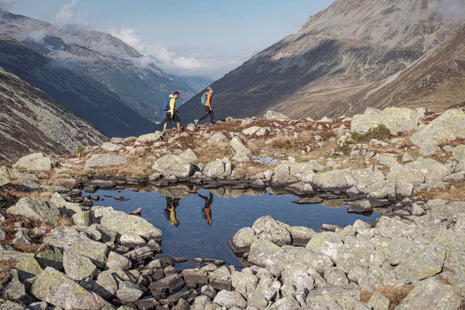 Zwei Wandernde auf dem Weg von Tegernsee nach Sterzing auf ihrer Feuer und Eis-Alpenüberquerung © Andi Kern
