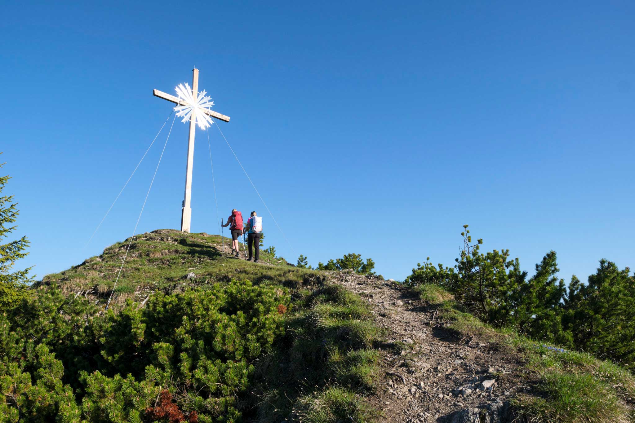 Aufstieg zum Brünstlkreuz bei Farchant © Ferienregion ZugspitzLand, Anton Brey