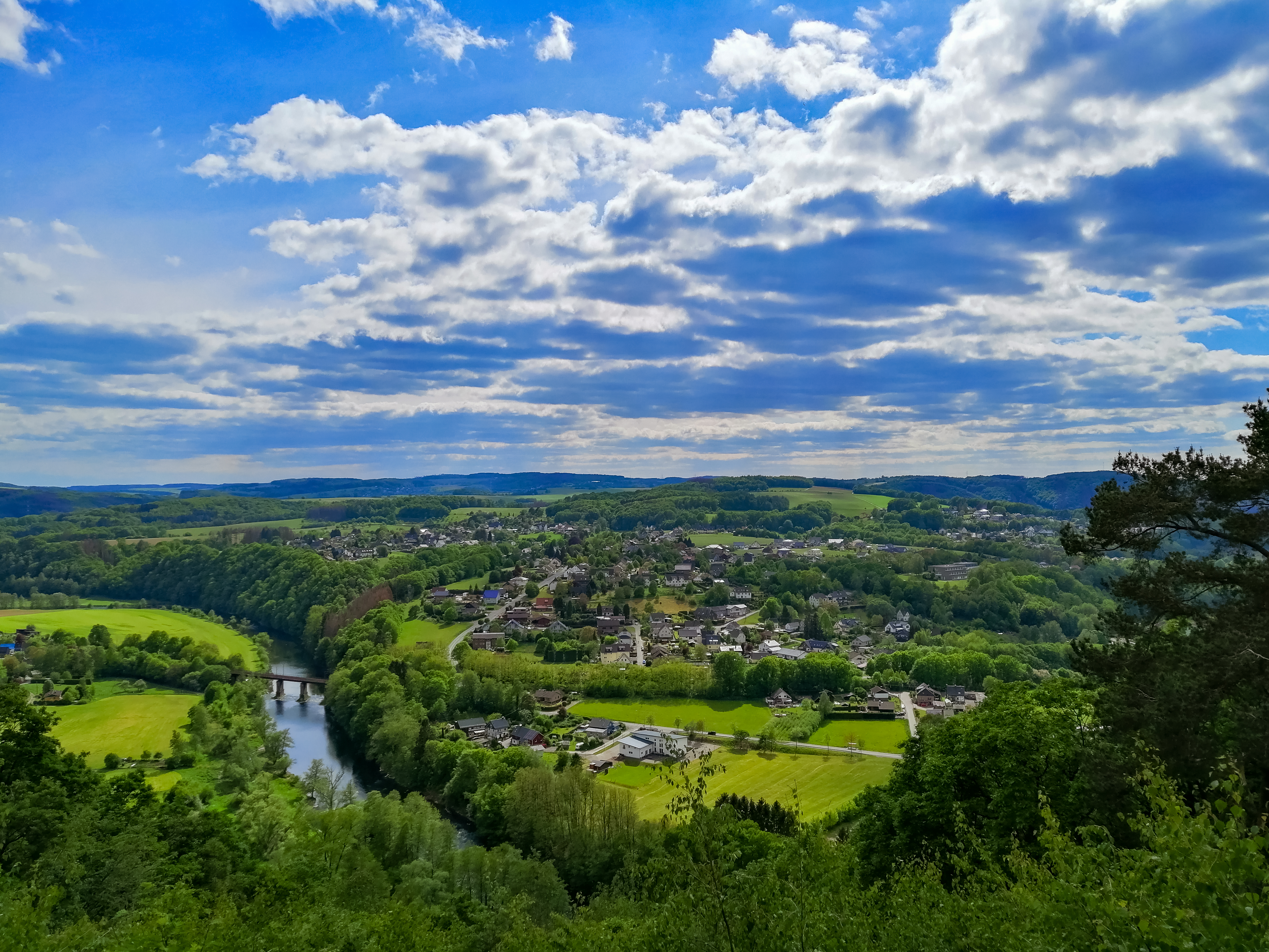 Beim Blick auf das Siegtal vom Alten Stuhl aus sieht man vor allem eines: Grün © Naturregion Sieg, Susanna Mokroß