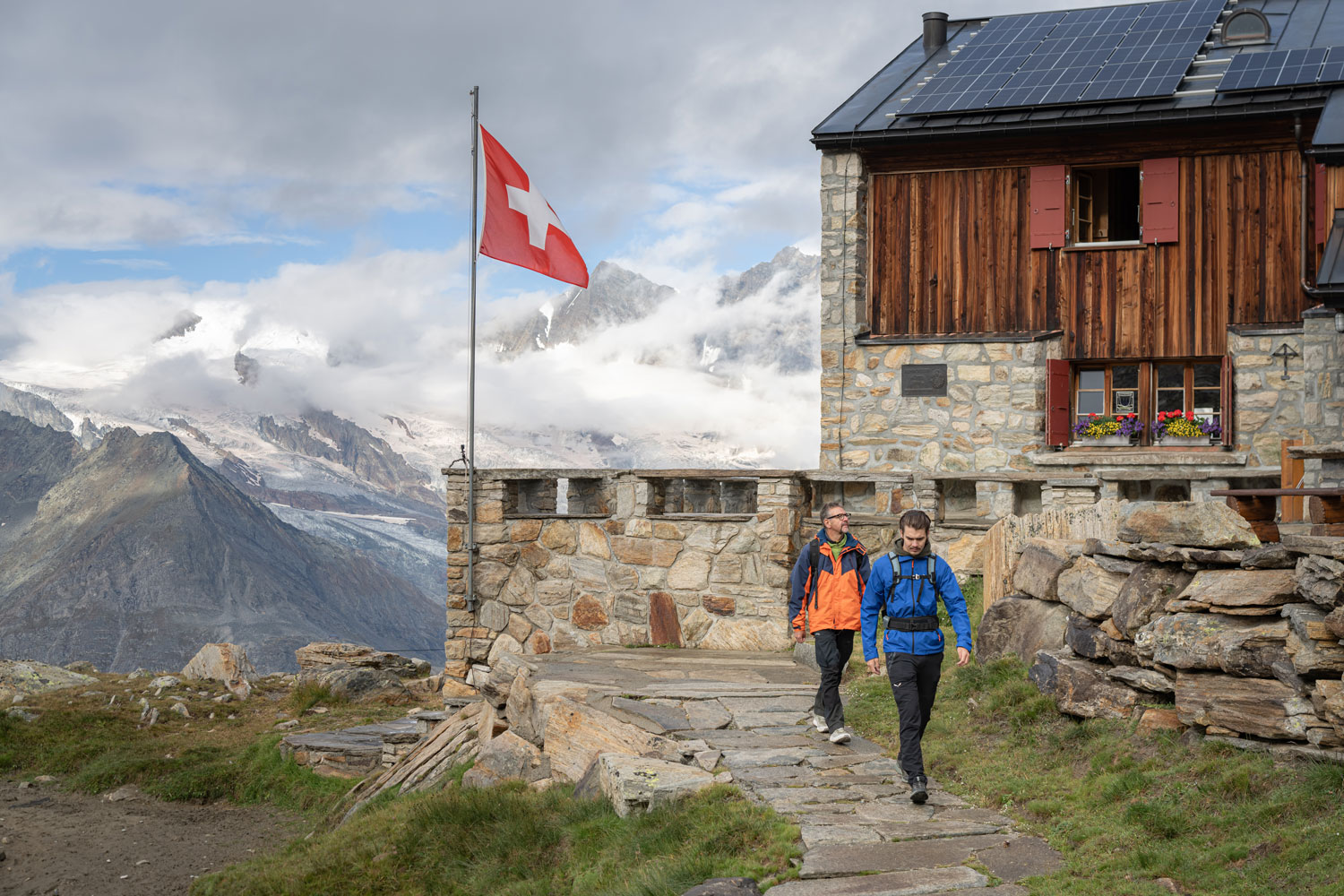 Wanderpause an der Almagellerhütte auf dem Almageller Höhenweg © Filme von Draussen, Saastal Tourismus AG