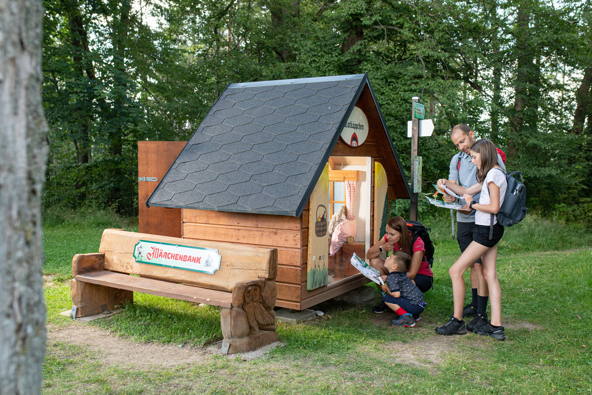 Themenweg mit Wurzelrudi im Erzgebirge als Beispiel für unterschiedlichste Maskottchen von Wegen ©  TVE, Studio2media