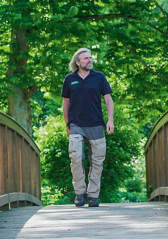 Thorsten Hoyer auf Holzbrücke