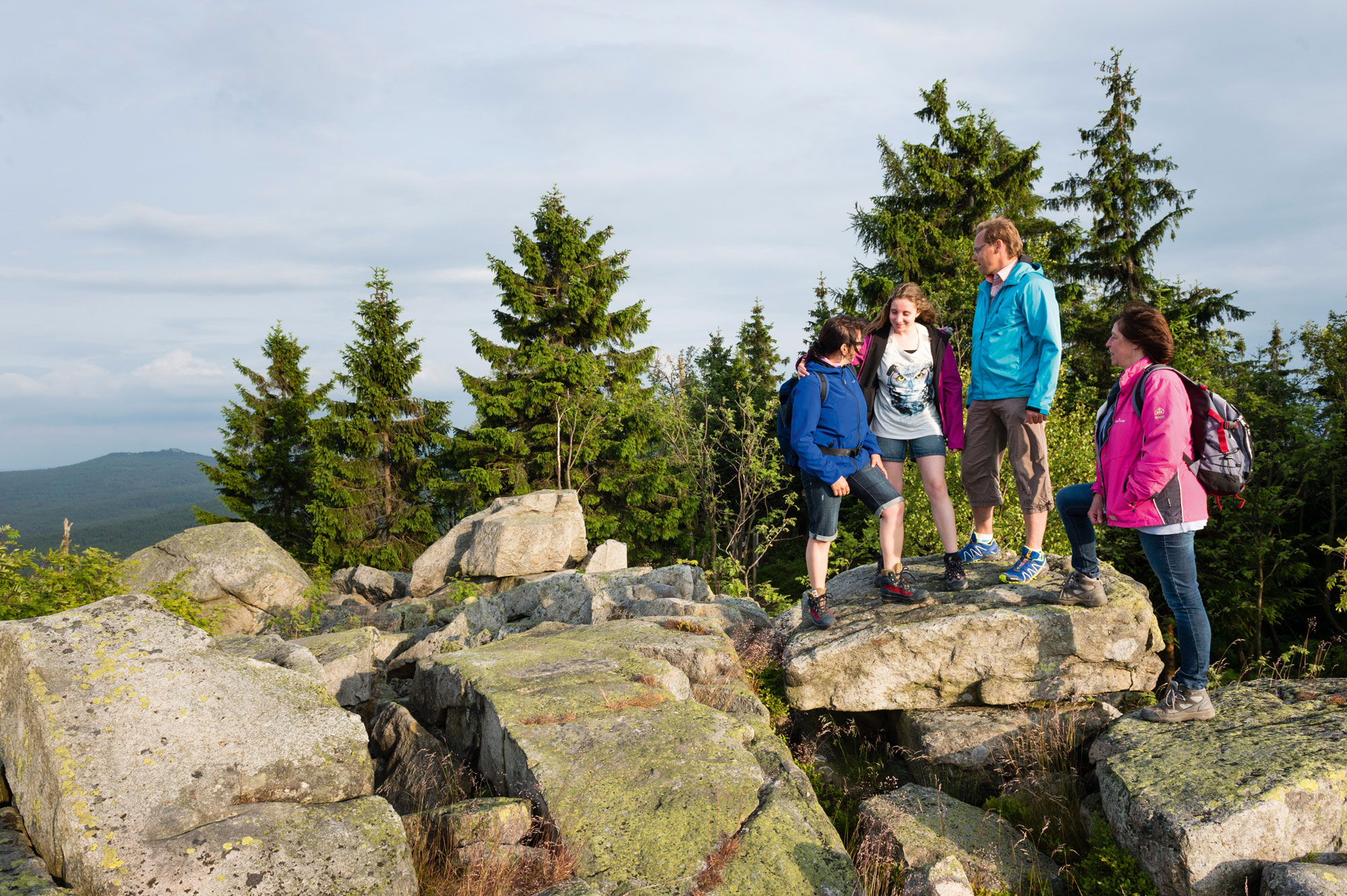 Familie auf Felsen