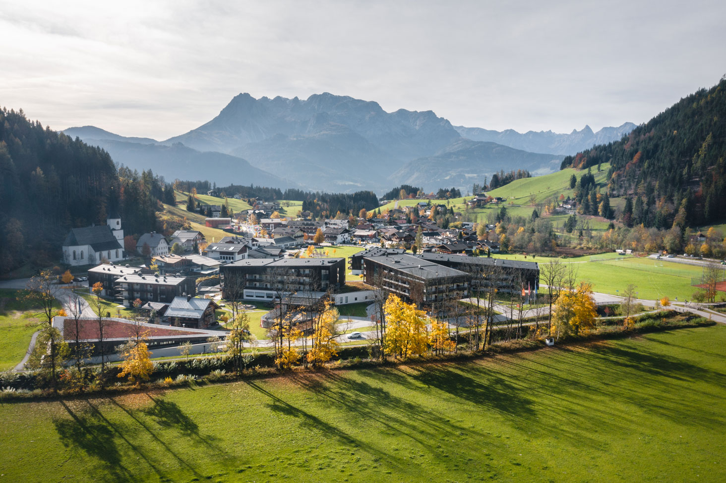 Blick von oben auf die Hotelanlage aja Garmisch-Partenkirchen, im Hintergrund Bergmassive