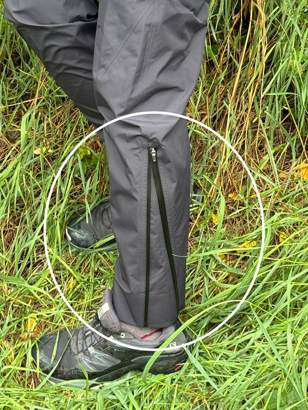 Detailaufnahme einer Hardshell Hose im Schnelltest