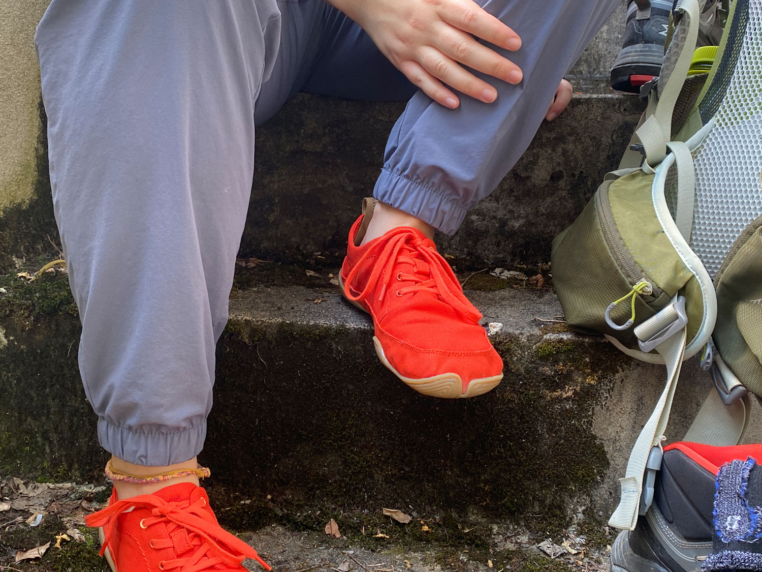Barfußschuhe auf Treppe in Nahaufnahme