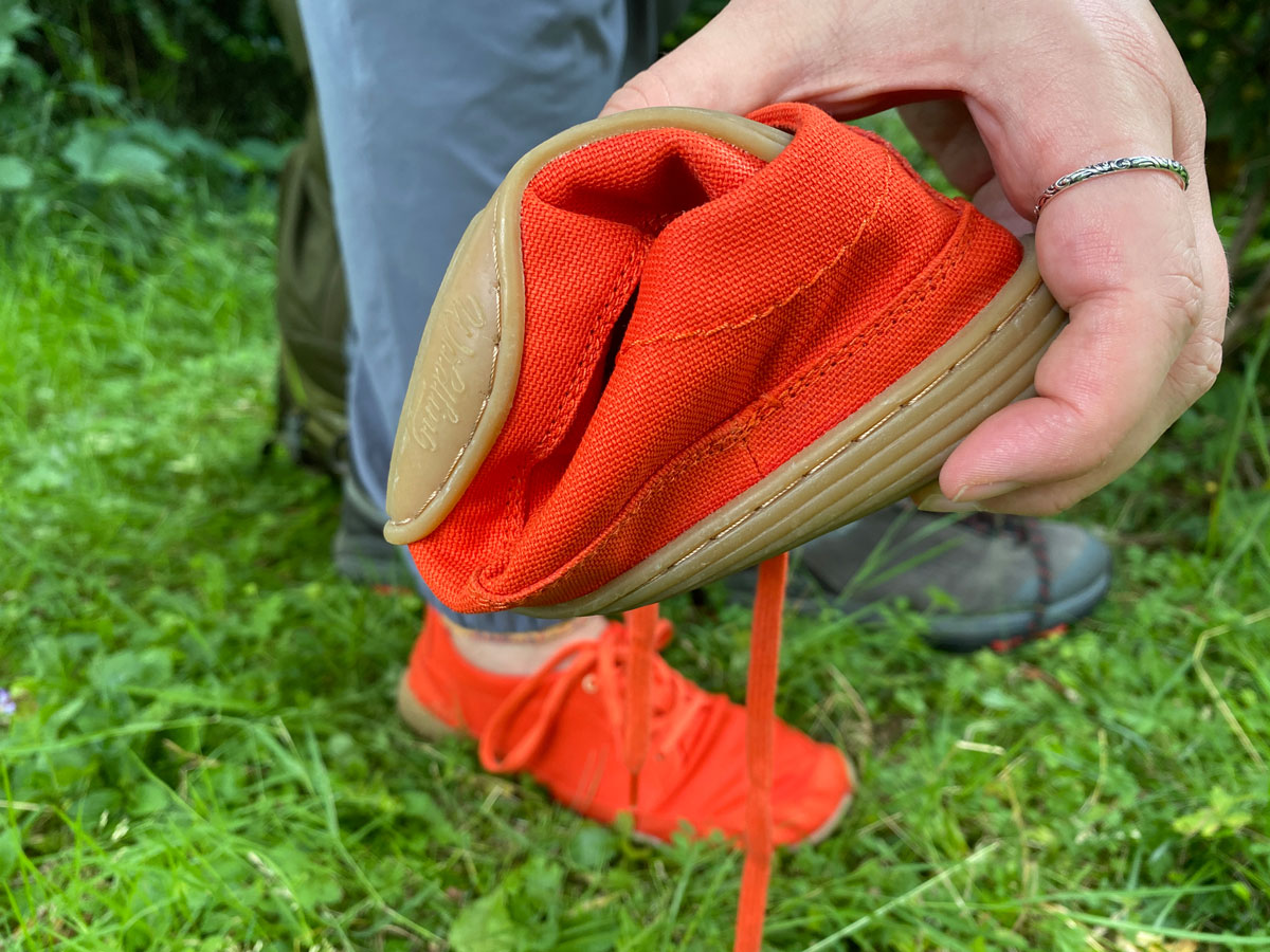 Barfußschuh von Wildling wird zusammengerollt