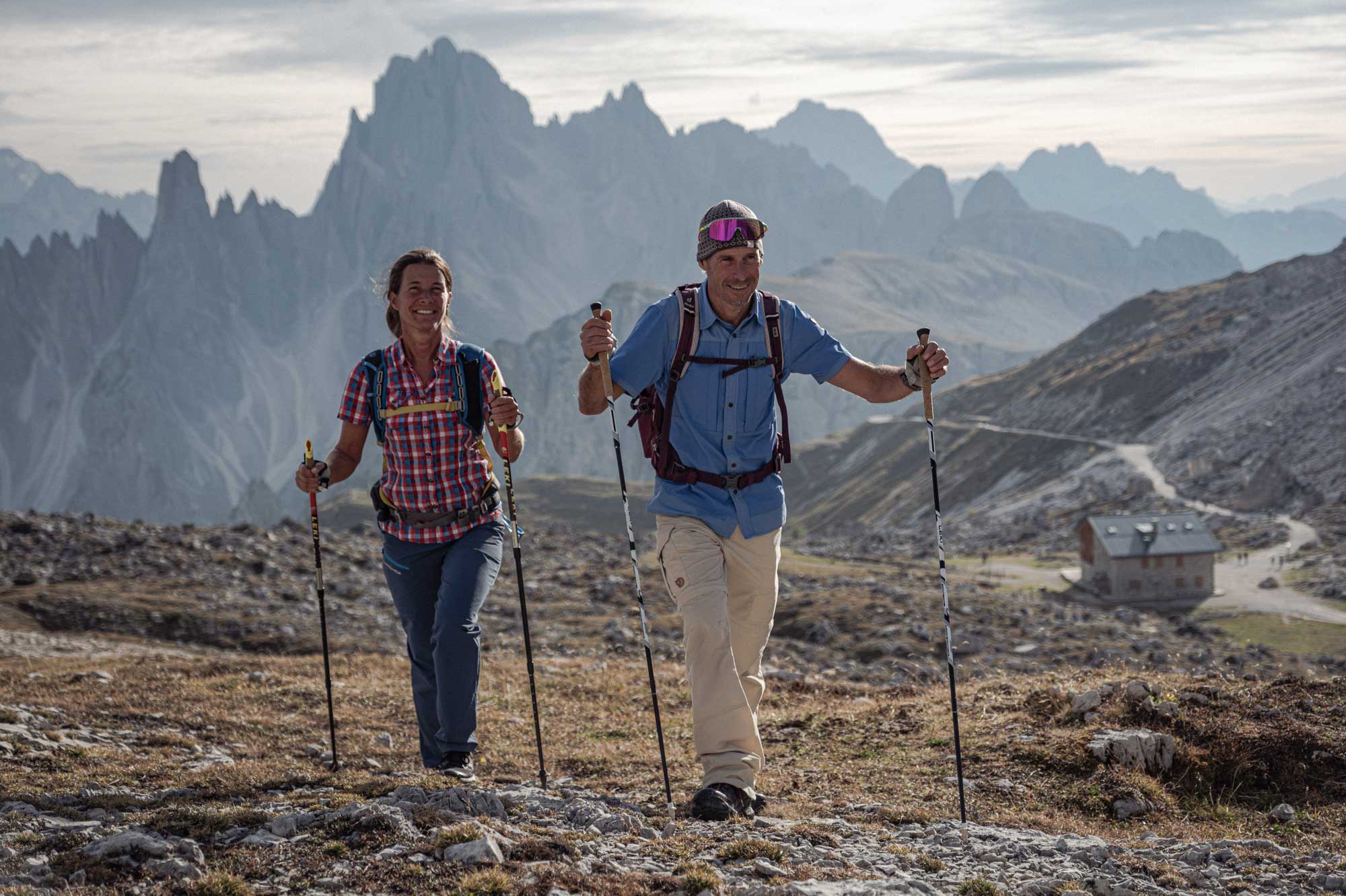 Zwei Wandernde in den Bergen, die felsigen Dolomiten im Hintergrund