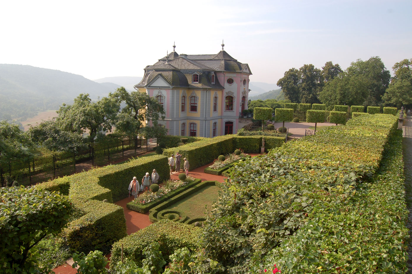 Ein herrschaftliches Haus mit Garten