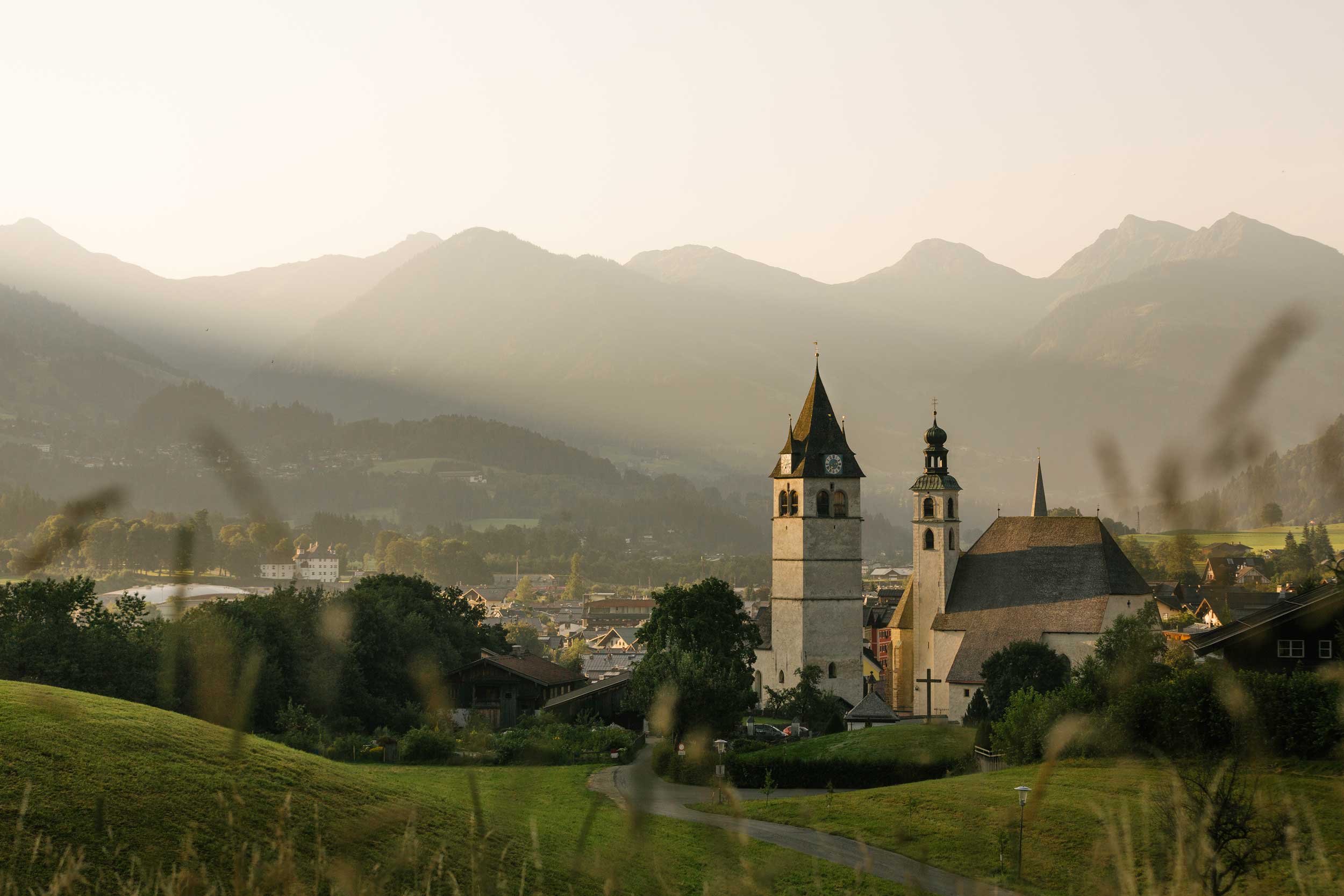 Blick auf die Berge und eine Kirche
