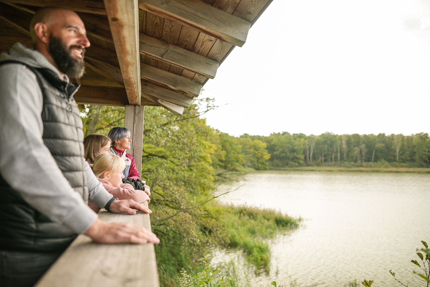 Familie am Aussichtspunkt in Oberlausitzer Heide- und Teichlandschaft