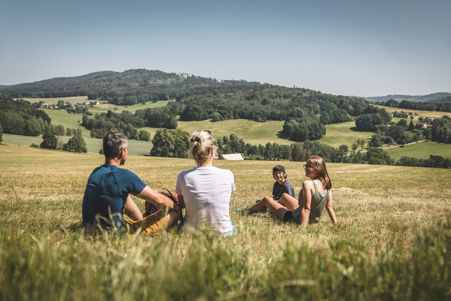 Familie macht Wanderpause in der Oberlausitz