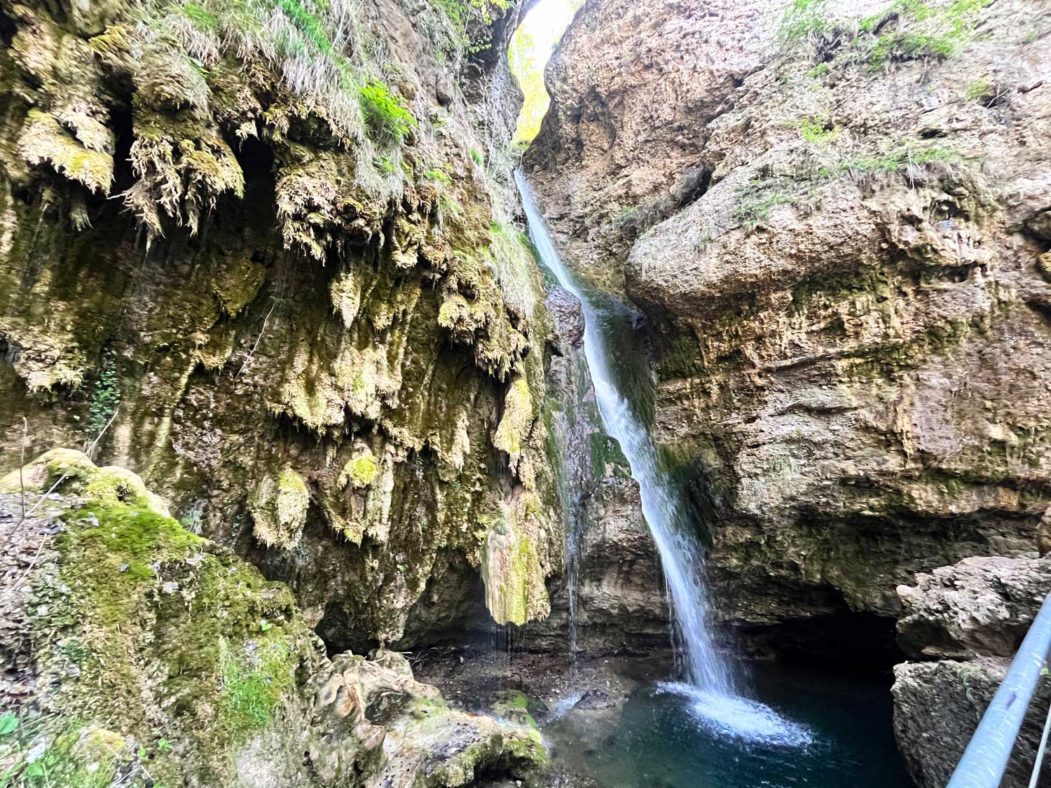 schmaler Wasserfall stürzt aus Felswand