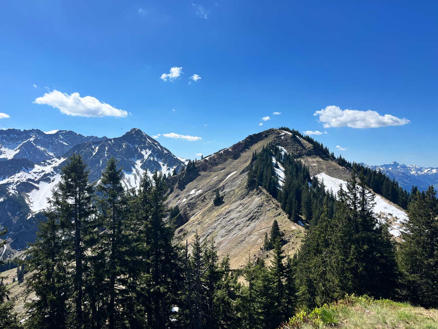 Blick von einem glattweg auf die Bergkulisse