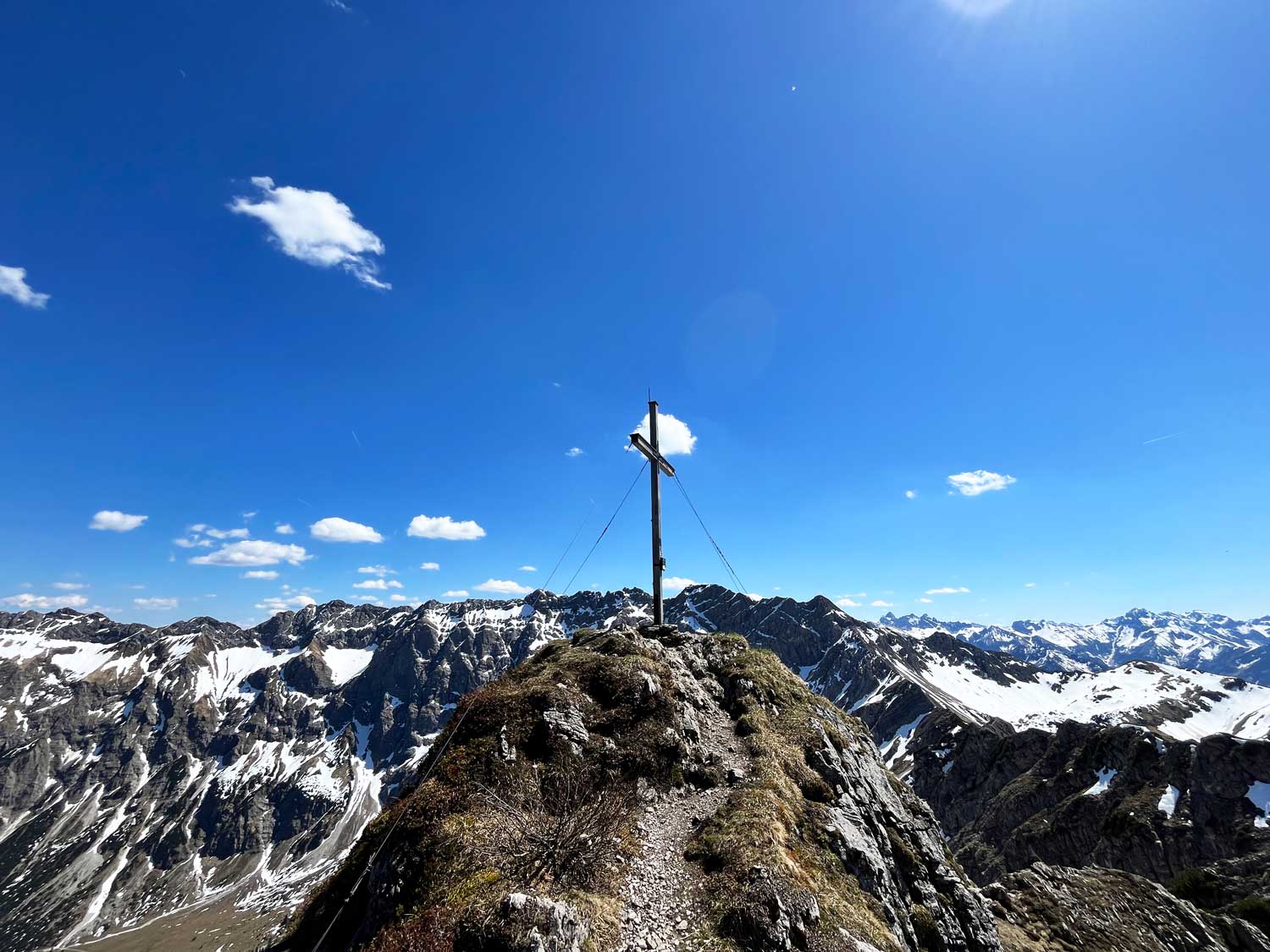 Bergpanorama mit Gipfelkreuz