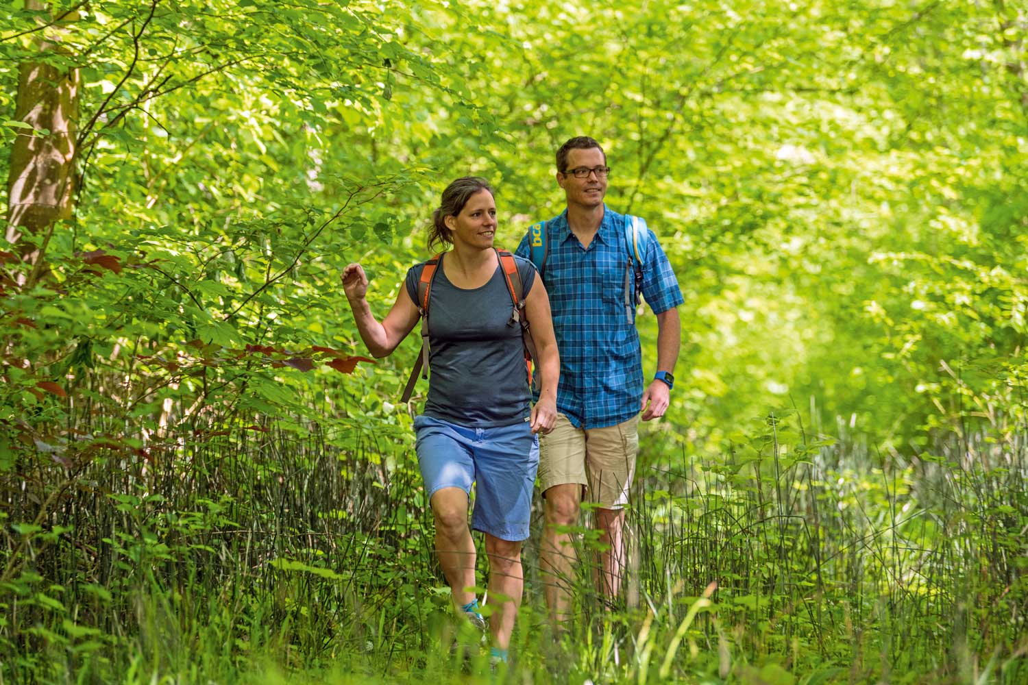 Zwei Wandernde auf dem Treidlerweg