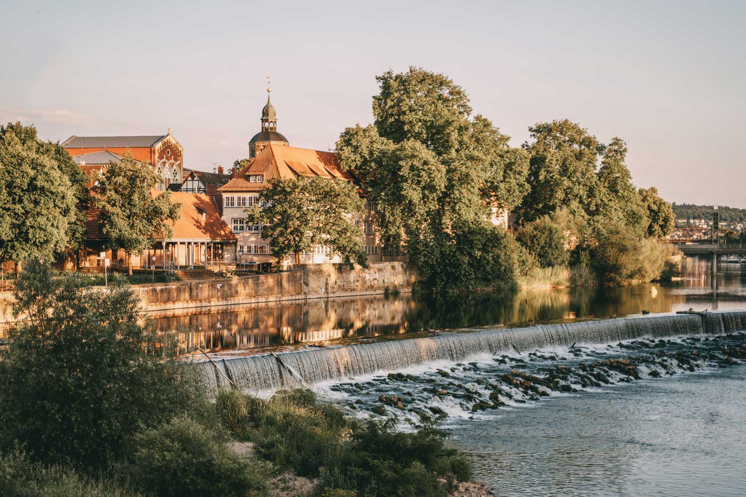 Eine Stadt am Fluss mit einer Schleuse