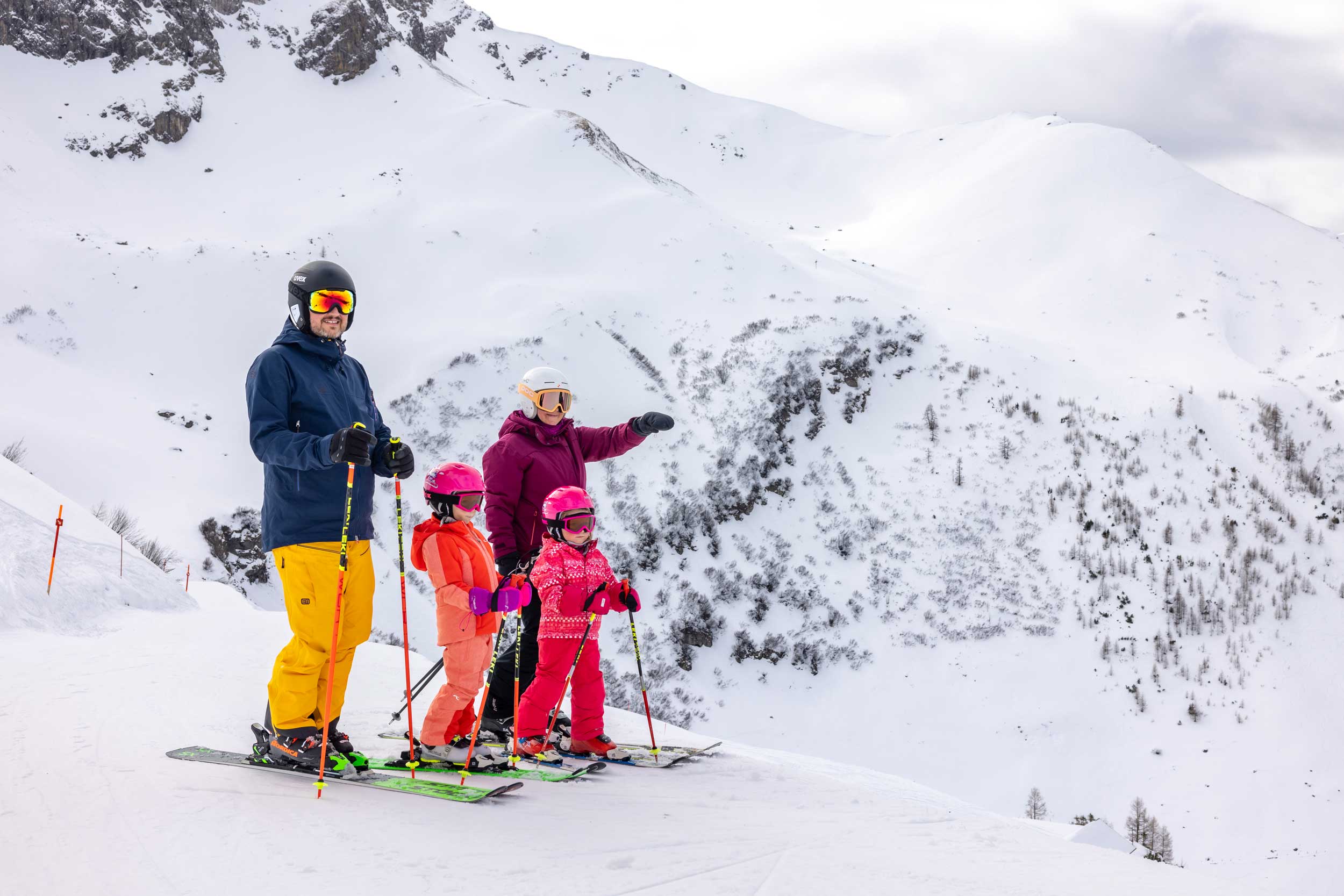 Eine Familie auf Skiern in den Bergen