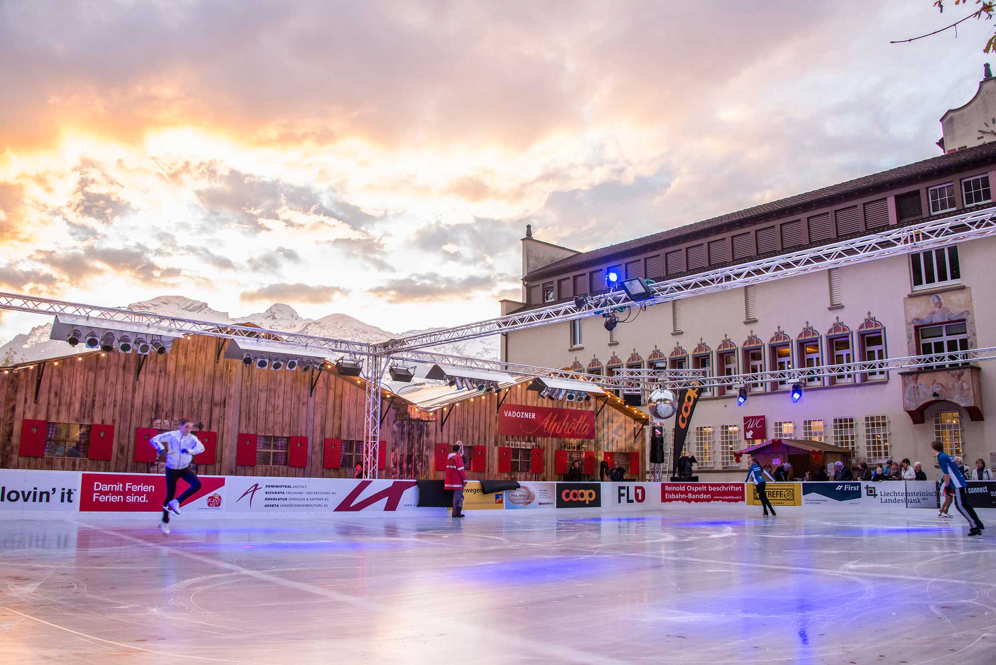 Eine Eislaufbahn in der Stadt, Berge im Hintergrund