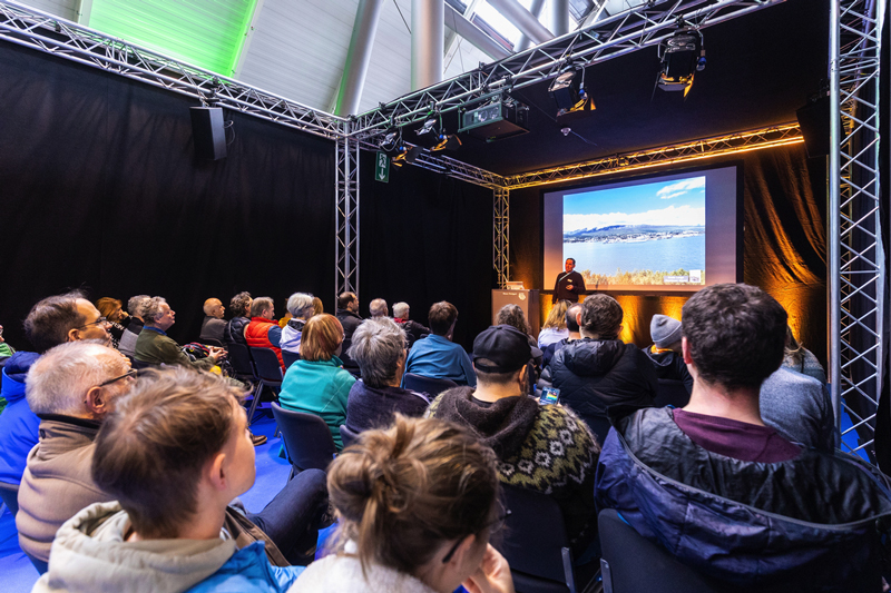Publikum lauscht dem Vortrag einer Person auf der Messe in Stuttgart