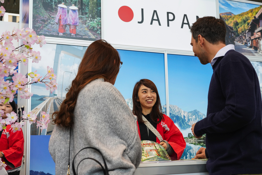 Drei Personen an einem Info-Stand zum Land Japan