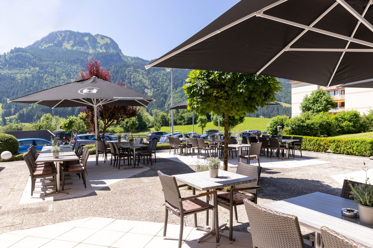 Ansicht der Sonnenterrasse mit Bergblick im Hotel Die GAMS