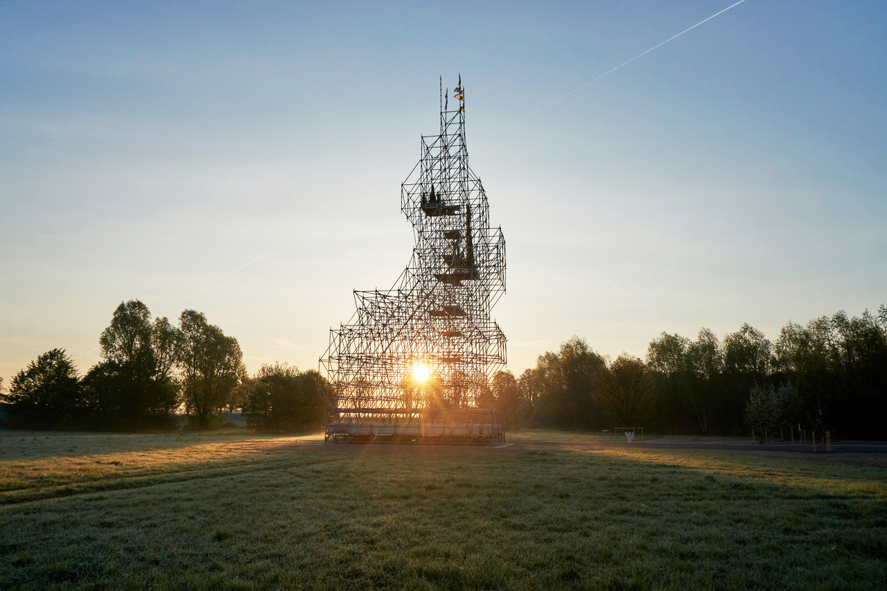 Kunstwerk einer aus Metallstangen erbauten, durchsichtigen Kirche im Sonnenschein