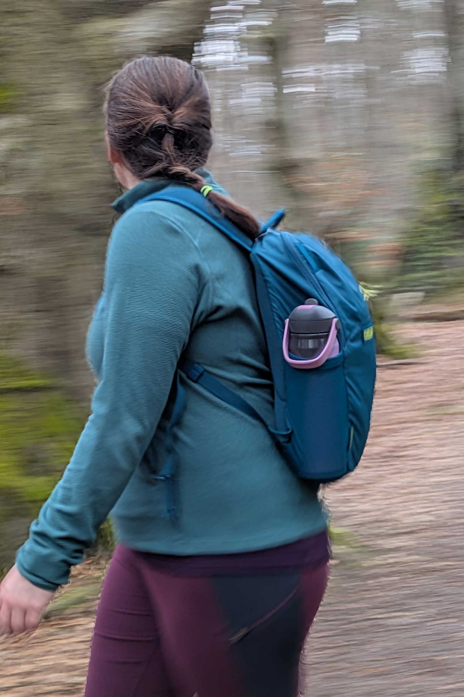 Seitliche Ansicht eines Rucksacks am Rücken