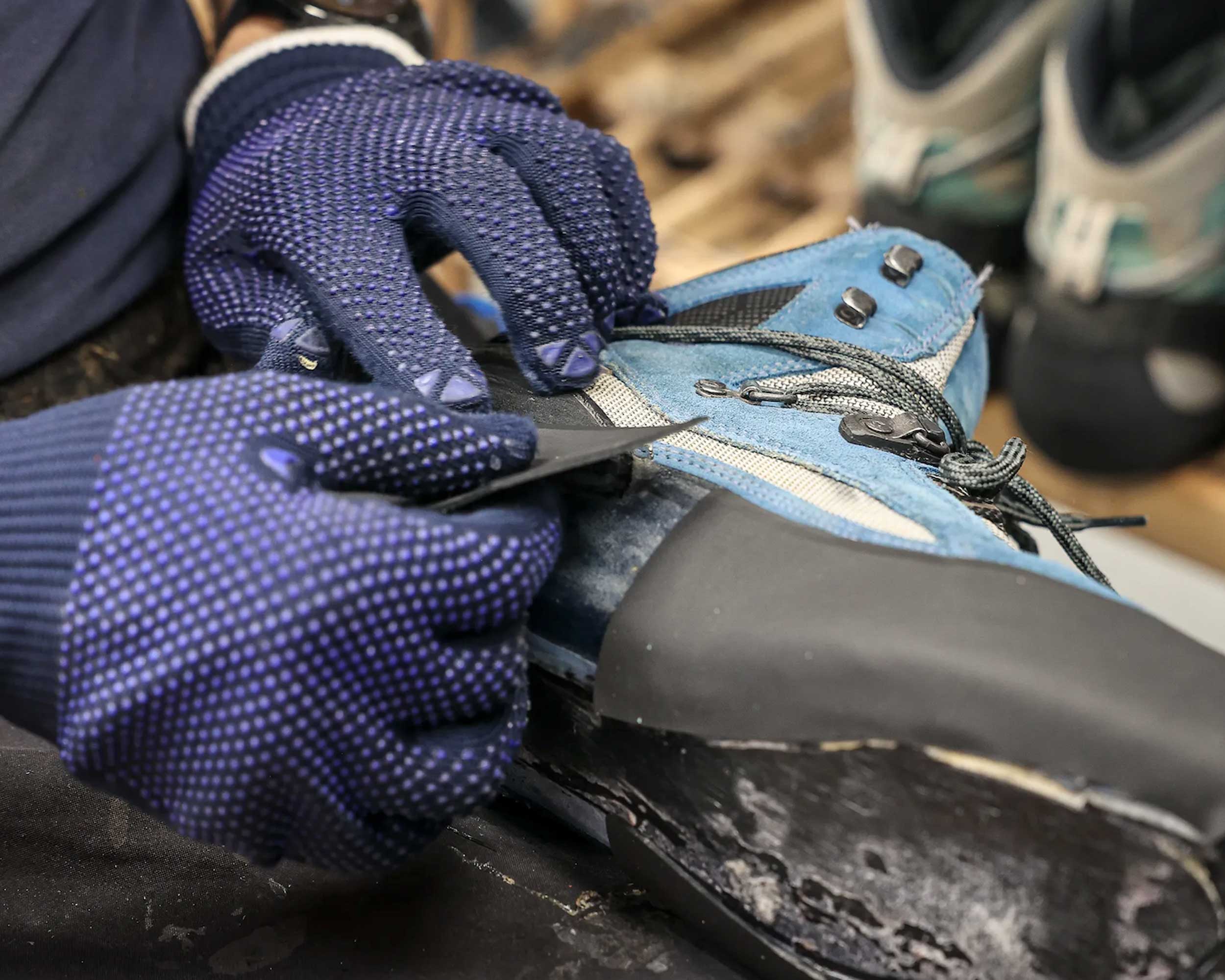 Detialansicht der Neubesohlung eines Wanderschuhs