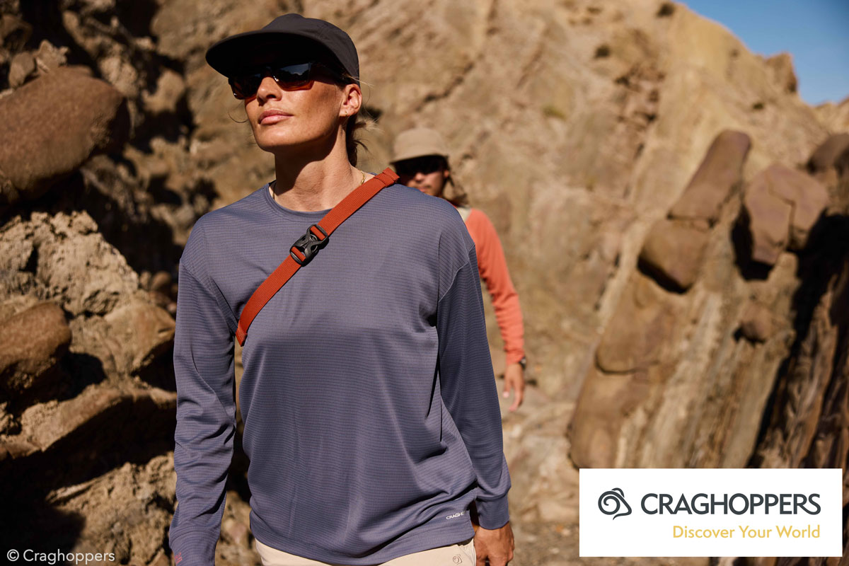 Frau draußen unterwegs, sportlich gekleidet