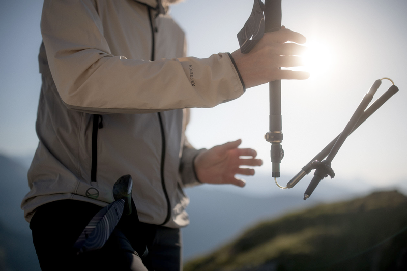 Nahaufnahme Wanderstock beim Aufklappen