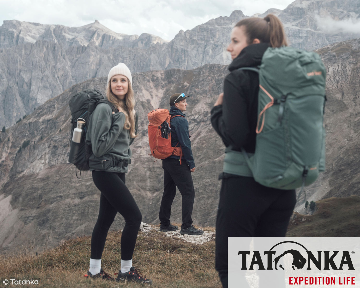 Drei Personen in den Bergen mit Tatonka Rucksäcken