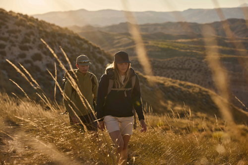 Zwei Personen beim Wandern in der Abendsonne